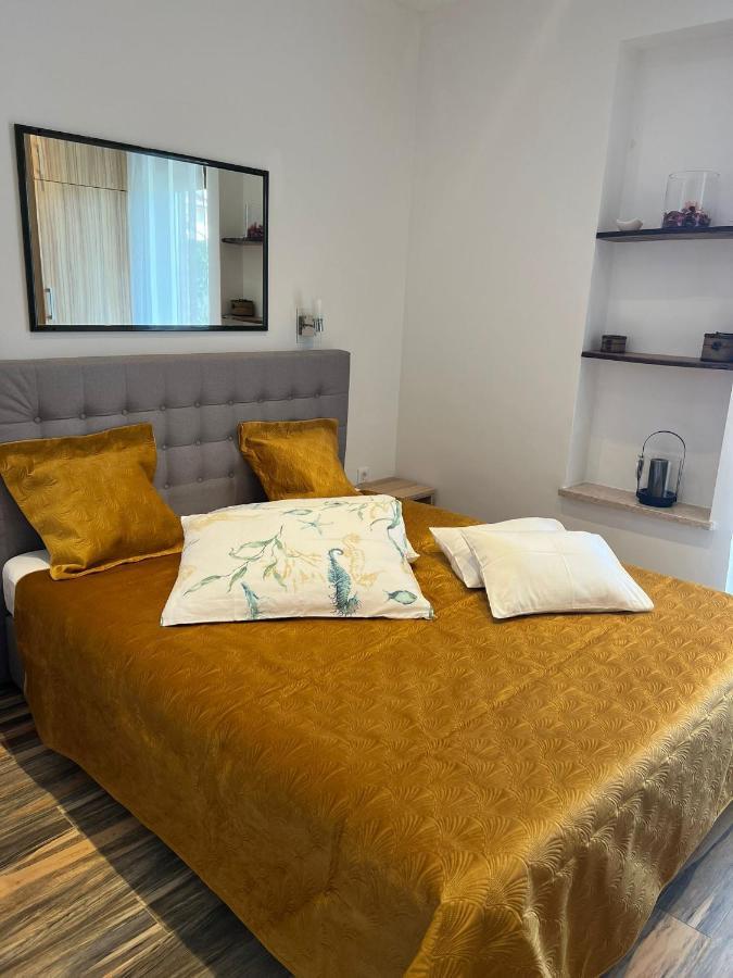 Apartments And Rooms Lorena 236 Ровінь Екстер'єр фото